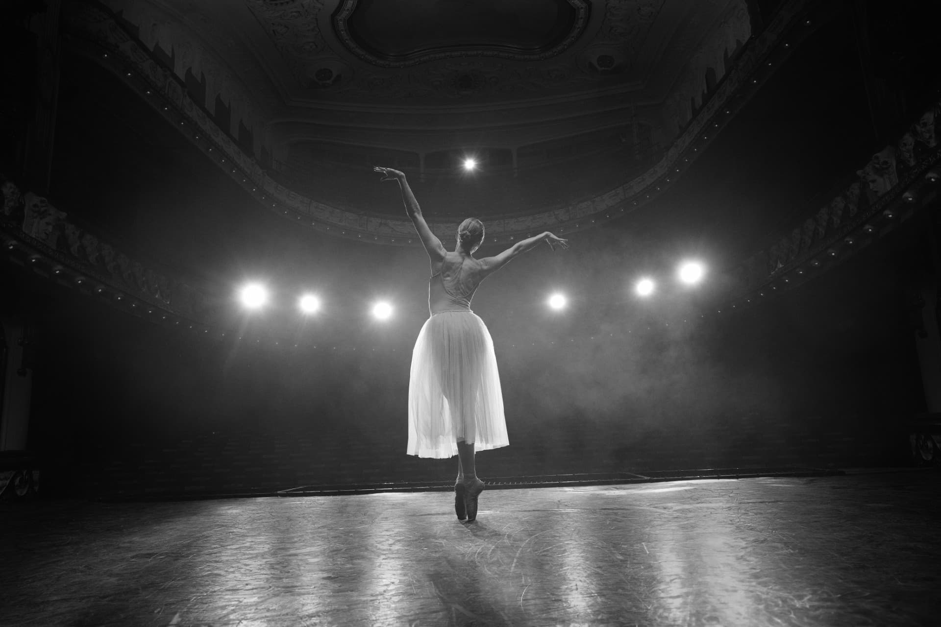 the-grey-swan_eldre-ballerina-danser-på-scene